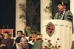 El Presidente de Tulane Scott S. Cowen felicitó a los 2.200 graduandos de la clase del 2001