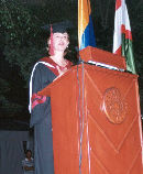 Dr. Noemí Sanín durante su disertación en la ceremonia de graduación