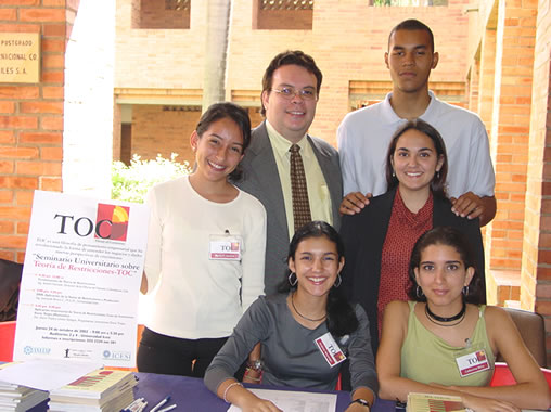 Dr. Leonardo Rivera, Director del programa de Ingeniería Industrial, en compañía de los estudiantes organizadores del evento. 