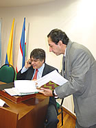 Conferencistas invitados: Dr. Ramíro Bejarano y Dr. Jorge Alberto Parra Benitez, antes de inciar el foro.