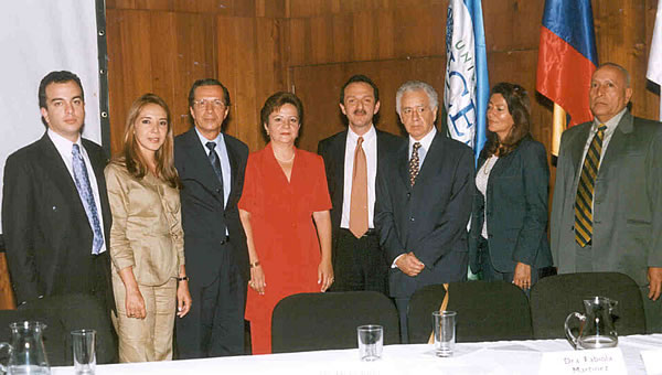 De izquierda a derecha: Dr. Juan Carlos Gómez, Dra. Fabiola Martínez, Dr. Hernando Murillo, Dra. Rosa Ilba Serpa, Dr. Miguel Godoy, Dr. Héctor Ochoa, Dra. Ivette Adames y Dr. Jaime Gordillo. 