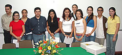 Estudiantes ganadores del concurso con dos representantes de la empresa Megaproyectos