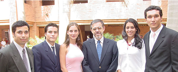 Con los estudiantes de Liderazgo organizadoes del foro, el Dr. Ricardo Villaveces, Presidente de Asocaña.