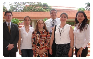 En la foto de izquierda a derecha aparecen: Gerardo Santos, Sonia Velásquez, Luz Dary Cardona, el profesor de la Icesi César Ómar López, Gloria Alvarado y Andrea Yatte