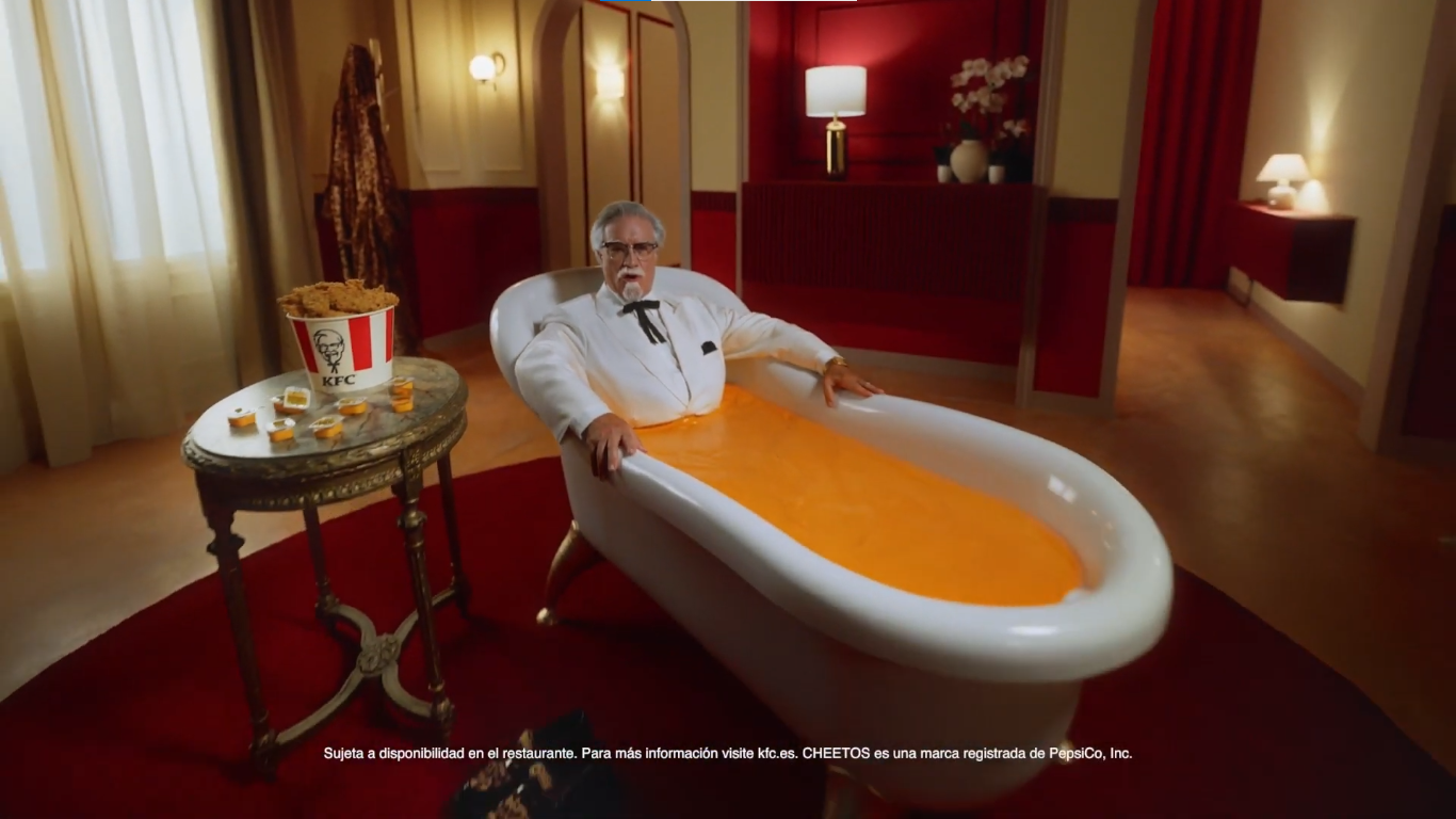 El Coronel Sanders de KFC se zambulle en una bañera llena de queso para