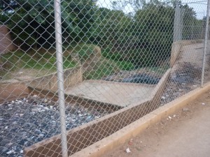 Trampa de residuos instalada por Emcali en el punto donde la quebrada vierte sus aguas al río Cañaveralejo