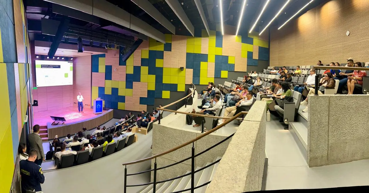 Auditorio en conferencia de Dengue.IA