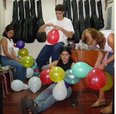 Grupo de estudiantes ayudaron a decorar