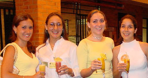 Grupo de estudiantes de Economía y Negocios Internacionales, quienes ayudaron en la organización del evento.