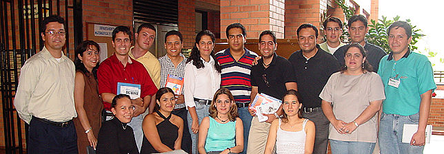 Estudiantes ganadores del concurso, en compañía de algunos colaboradores del 