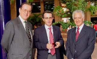 Dr. Francisco Piedrahita Plata, Rector de la Universidad Icesi; Dr. Álvaro Uribe Vélez, Candidato a la Presidencia de la República, y Dr. Héctor Ochoa, Decano de la Facultad de Ciencias Administrativas y Económicas.