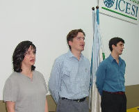Dr. Claudia Blum, Dr. Santiago Castro en compañía de uno de los estudiantes organizadores durante el inico del Foro