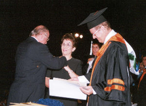 El Dr. Henry Eder Caicedo, presidente del Consejo Superior y el rector Francisco Piedrahita entregan a la Dra. Lucrecia Cruz de Arango la Orden Icesi