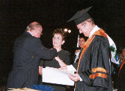 El Dr. Henry Eder Caicedo, presidente del Consejo Superior y el rector Francisco Piedrahita entregan a la Dra. Lucrecia Cruz de Arango la Orden Icesi