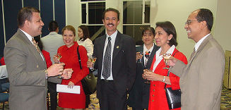 La Dra. Luz María Ayala, Directora del Departamento de Mercadeo Institucinal de la Universidad Icesi, en compañía de algunos egresados