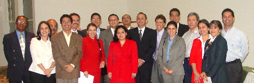 Algunos integrantes de la asociación durante la asamblea.