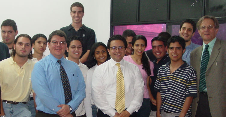 Estudiantes de Derecho con énfasis en Derecho empresarial de la Icesi en compañía del Dr. Hector Fabio García, representante del convenio Univerisidad de Georgetown-Cámara de Comercio de Cali, Dr. Miguel Ceballos, profesor invitado de la Univerisdad de Georgetown y el Dr. Javier Aristizábal, profesor de la Universidad Icesi. 