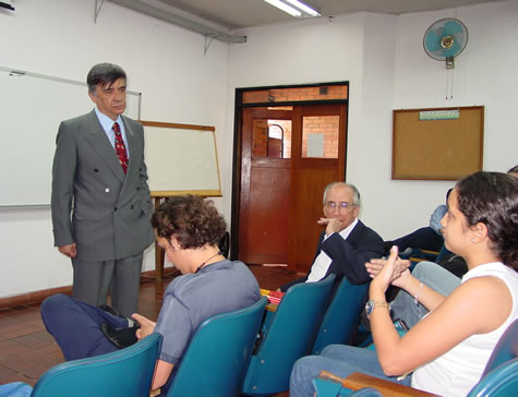 De pie: Dr. Jairo Parra Quijano, en el momento de la disertación con los estudiantes del programa de Derecho con énfasis en Derecho Empresarial de la Universidad Icesi. 