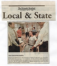 El Dr. José González con sus compañeros, al momento de entregar la superficie a una de las pesonas discapacitadas que ayudó en la investigación.