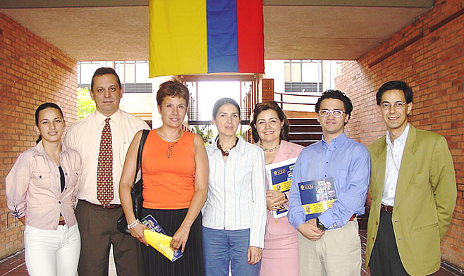 De izquierda a derecha: Maira y Jorge Oterocon, miembros de viajestudios; Paula Gunther, represetante del Instituto Europeo de Diseño; María Clara Betancourt, Piedad Gómez y Juan Manuel Salamanca de la Universidad Icesi y Jorge del Castillo, Director del programa de Gerencia de Diseño de la Universidad Jorge Tadeo Lozano.