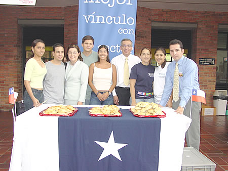 Estudiantes de Economía y Negocios Internacionales en compañía de la Dra. Piedad Gómez, el Dr. Carlos Ruiz Céspedes y el Dr. Carlos Ramírez durante la jornada chilena