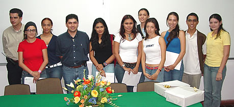 Estudiantes de diseño ganadores del concurso en compañía de dos representantes de la empresa Megaproyectos.