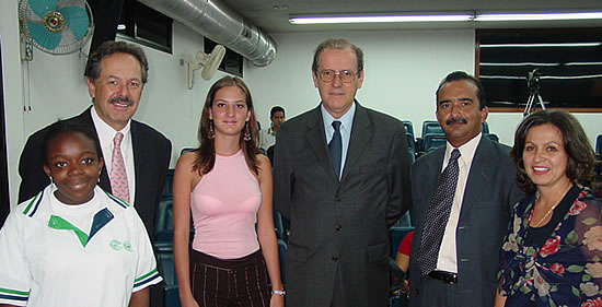 Ángela Marcela Rentería del programa de Liderazgo Juvenil Vallecaucano, Gustavo Mutis de Gold Service International, Myriam Echeverry, el rector Francisco Piedrahita y los profesores Henry Molina y María Isabel Velasco.