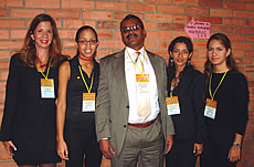 El Alcalde de Cali, Dr. Apolinar Salcedo y la Dra. Liliana Bonilla, Directora del Programa de Adminsitración de Empresas, en compañía algunas organizadoras del evento