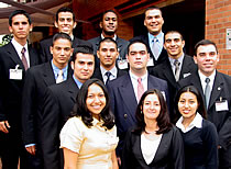 El Dr. Juan Manuel Madrid, Director del programa de Ingeniería Telemática, en compañía del grupo de estudiants organizador del IV Día Telemático