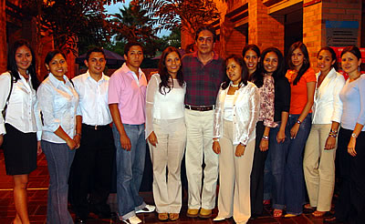 El Profesor Harold Kremer en Compañía de Algunos de los Autores de las Crónicas del Libro: Una Botella de Ron Pa´l Flaco