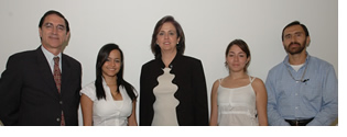 Premio Ernst & Young a estudiantes de la Icesi. De izquierda a derecha: Doctor Gilberto Vega, la estudiante Ana Carolina Otálvaro; la doctora Luz María Jaramillo, directora de Ernst & Young; la estudiante  Lina María Jaramillo y el Doctor Julián Benavides.