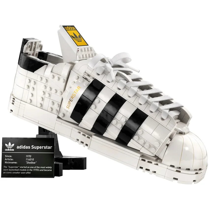Falsificación beneficio navegación LEGO presenta un set de piezas para armar las icónicas zapatillas Adidas  Superstar | Marketing Zone Icesi