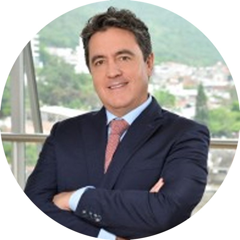 Foto de director Luis Eduardo Arellano