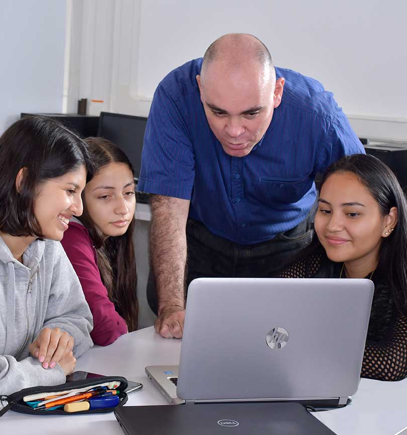 Imagen de fondo Integración estratégica de la inteligencia artificial generativa en la universidad 