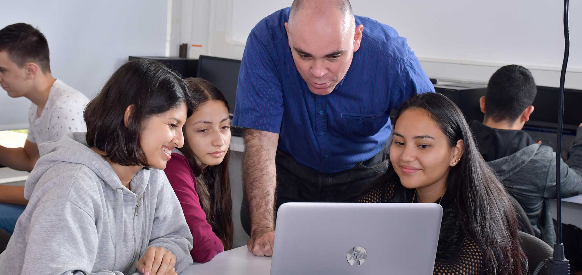 Imagen de fondo Integración estratégica de la inteligencia artificial generativa en la universidad 