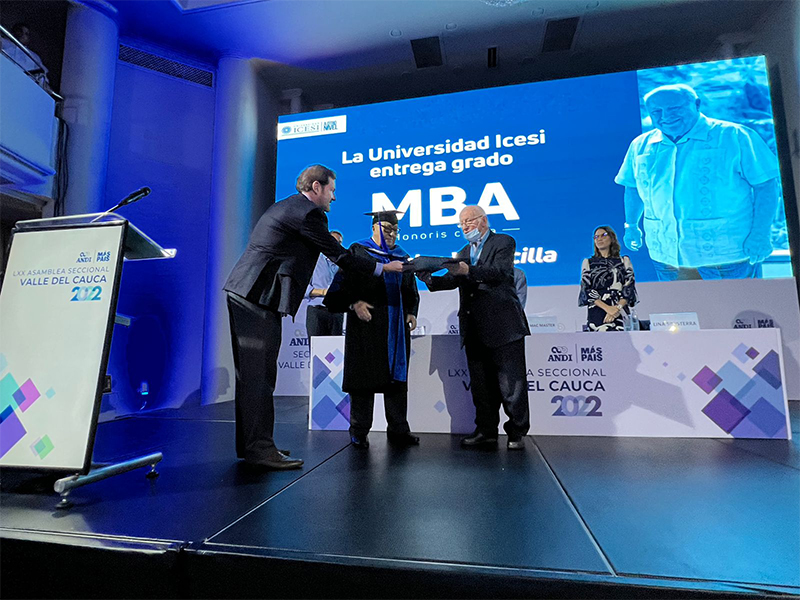 Imagen de fondo Icesi entregó el título MBA honoris causa al empresario Carlos Alberto Vallecilla Borrero